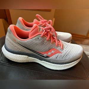 New Saucony Women’s Triump 18 Moonrock/Coral Running Shoes Size 8.5